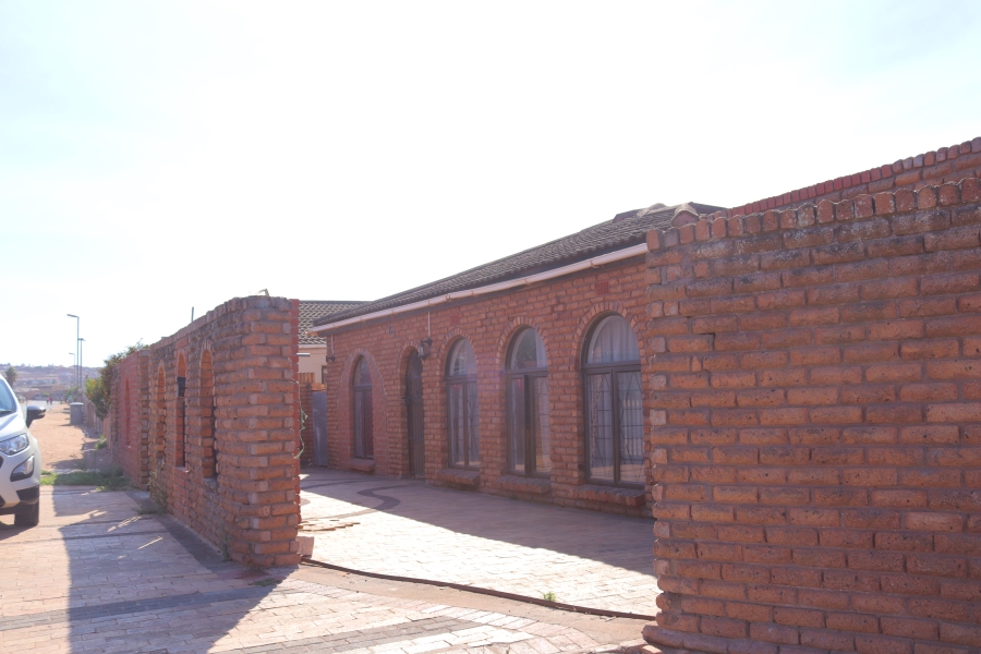 4 Bedroom Property for Sale in Louwville Western Cape